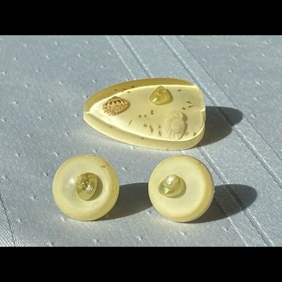 Vintage Yellow Lucite Shell Brooch | Gold Tone Rhinestone  Gold Lucite Shell Brooch display picture 1